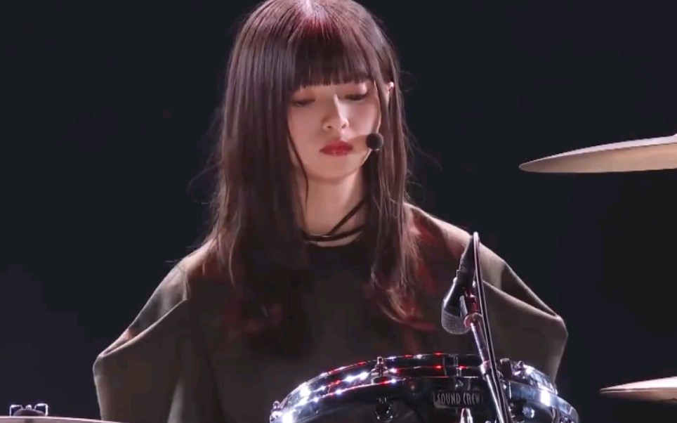 斋藤飞鸟现场架子鼓超可爱