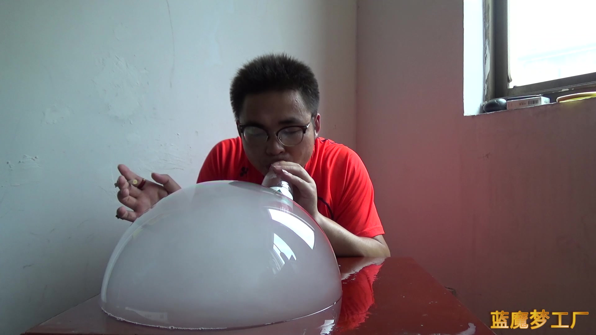 小伙子用香烟加洗洁精吹出来的烟泡,这感觉老炫酷啦