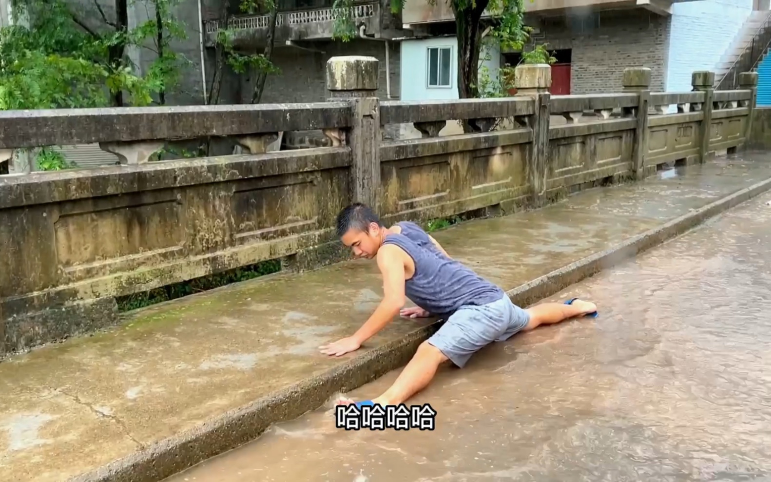 [图]还记得小时候下雨天出去玩水，回家总会挨一顿饱打。