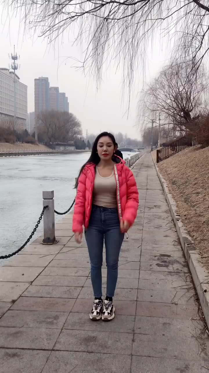 小厨娘美食挤胸图片