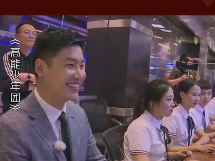 杨紫王俊凯化身新闻播报员,紫妹正经不过三秒