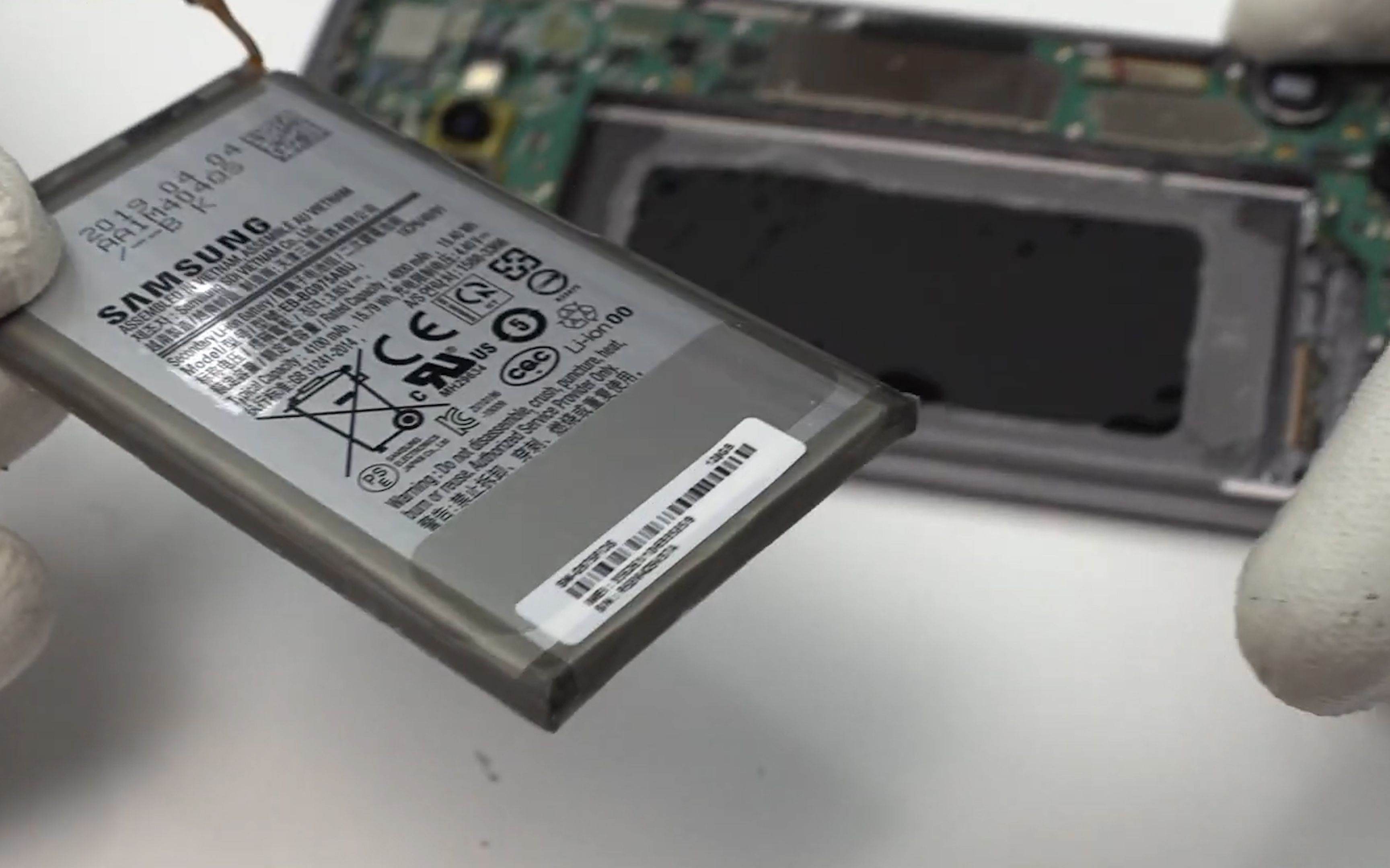 三星s10plus电池更换教程