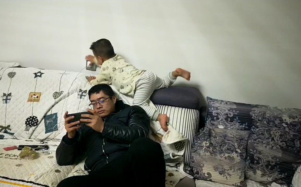 不让爸爸玩手机的好宝宝