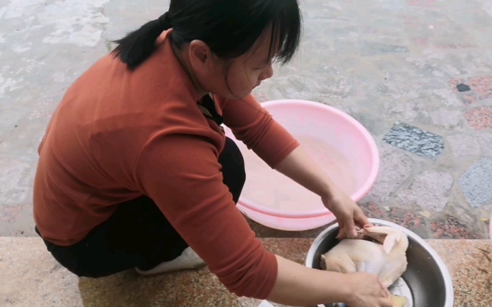 大姐杀鸡补身子