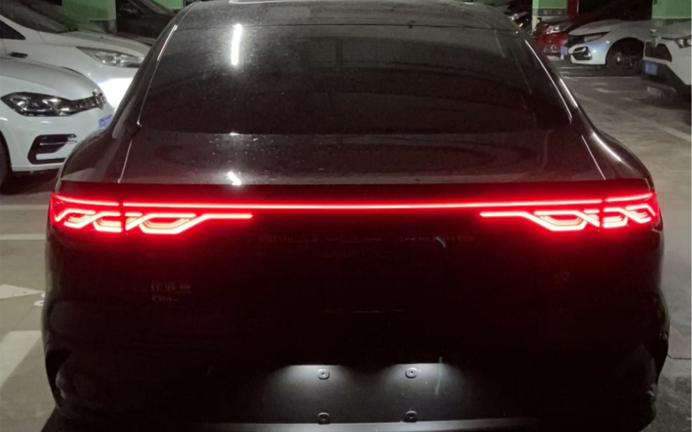 比亚迪汉dmi玩灯时刻到了,国产最帅尾灯!