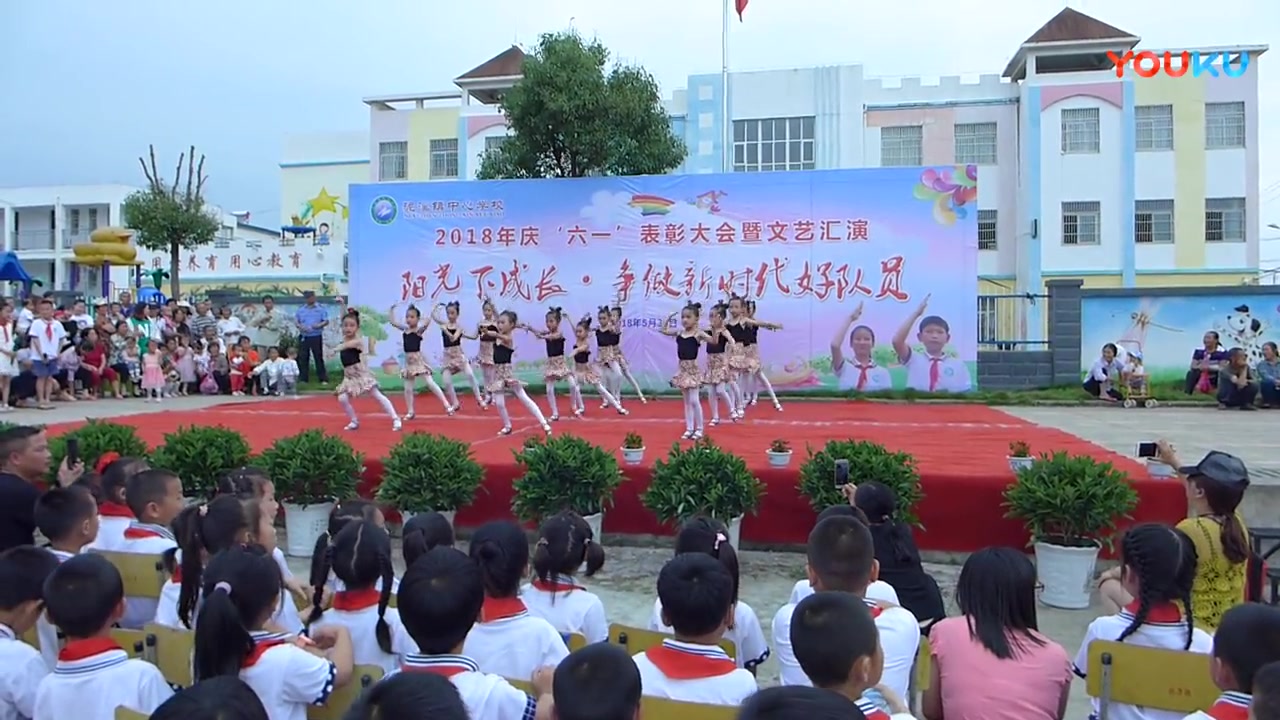 [图]舞动的精灵 小学女生舞蹈