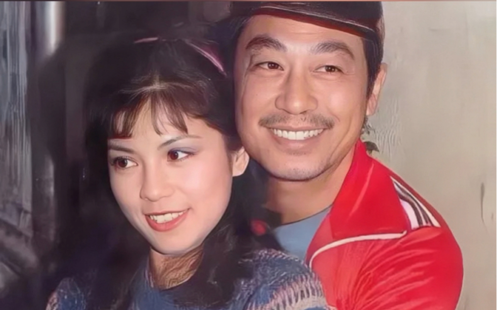 1983年,24岁的“黄蓉”翁美玲和49岁的“黄药师”曾江的珍贵合照.镜头下的翁美玲灵动秀美、清丽脱俗,她身穿条纹上衣,脸上带着一丝羞涩!哔哩哔...