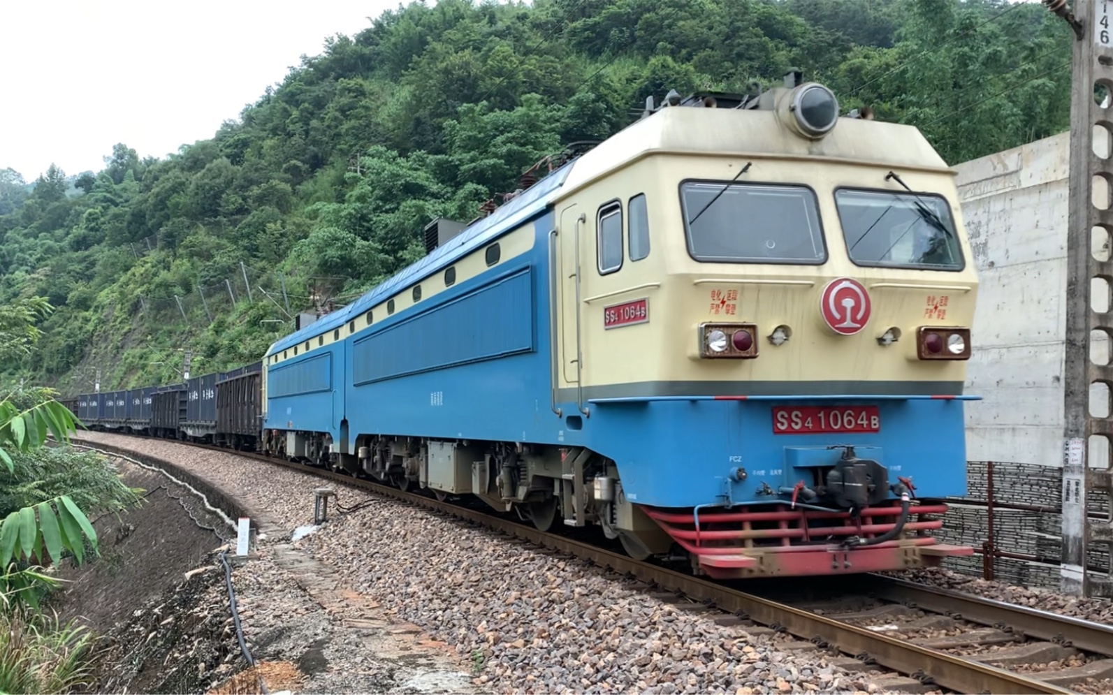 【鹰厦铁路】ss4-1064牵引混编货列进入通过弯道华安站