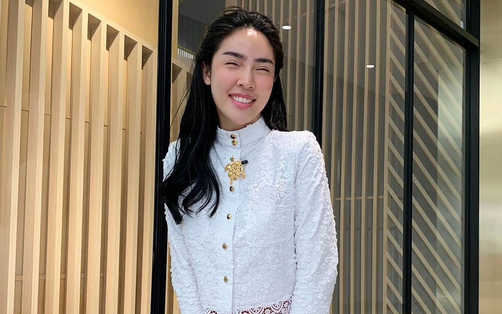 泰国vlog变性人妮莎的一日普吉岛休假纪录穿传统服饰逛街英字cc79