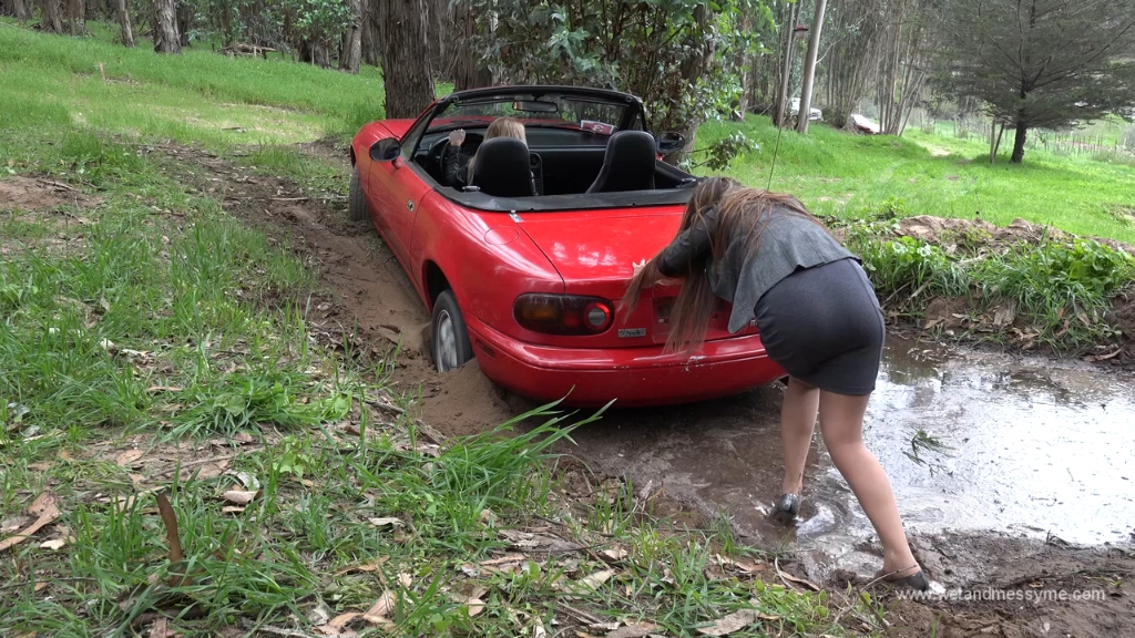 红色宝马 美女陷车