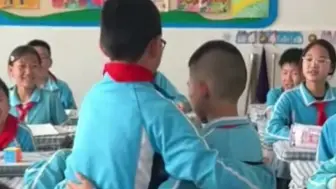全班同学迎接术后归队小伙伴，网友：这就是童年最珍贵的同窗情吧！