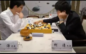 Скачать видео: 围棋赛后复盘是什么样的？看看丁浩和柯洁的复盘原声