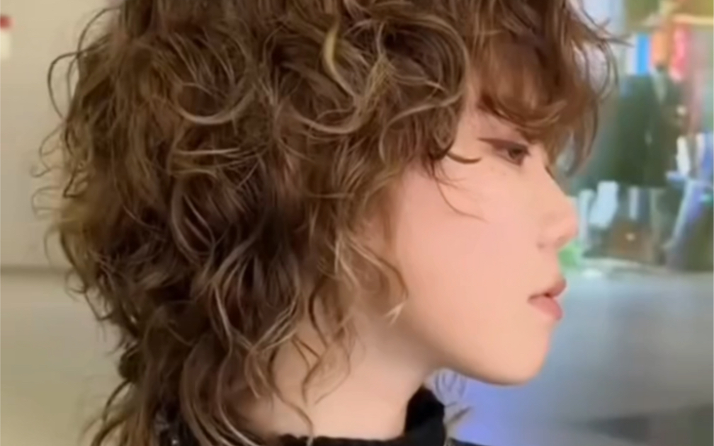 狼尾鲻鱼头搭配嬉皮士卷发是一种什么体验