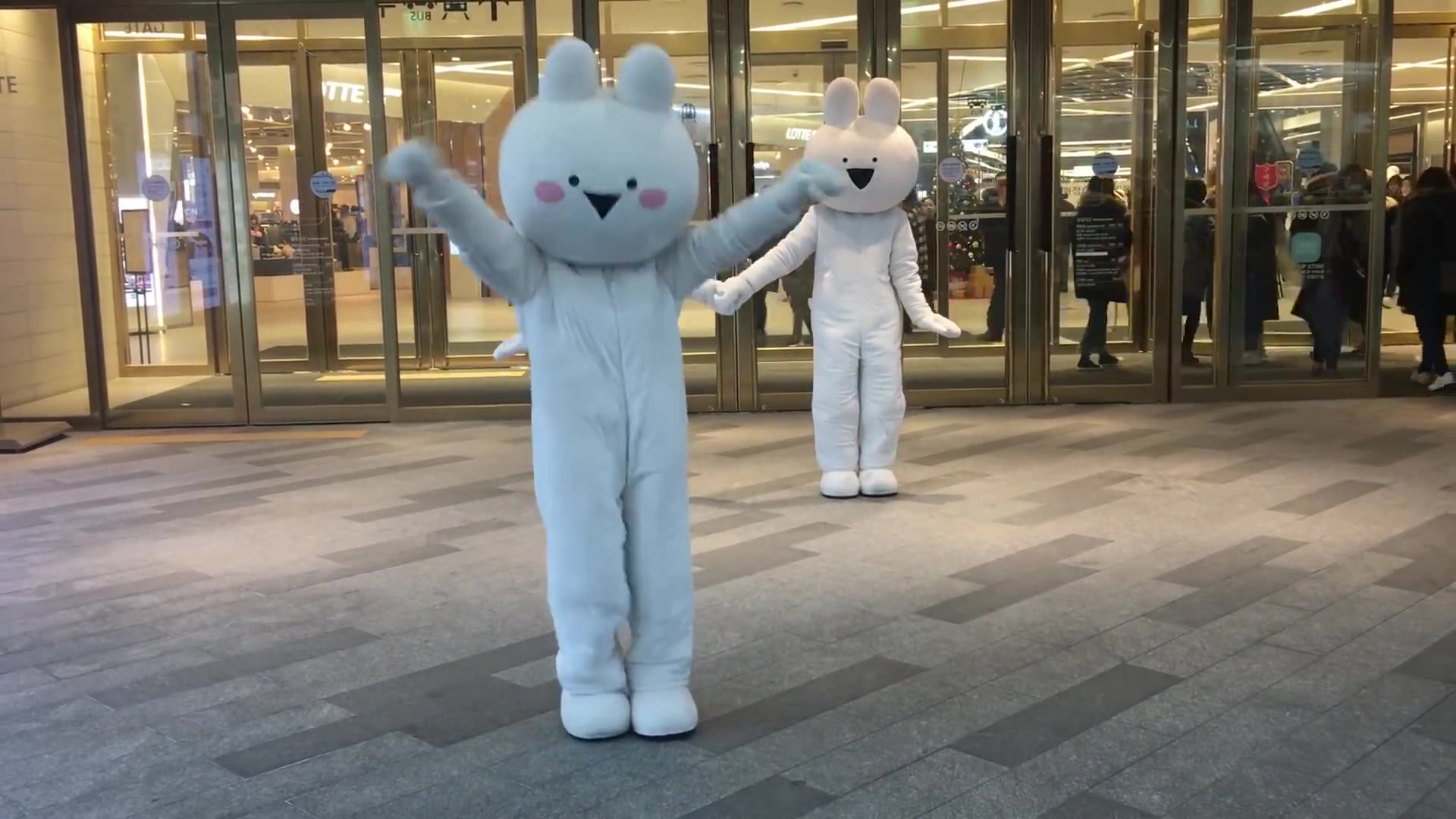 水原乐天商场兔子玩偶跳red velvet - peek-a-boo