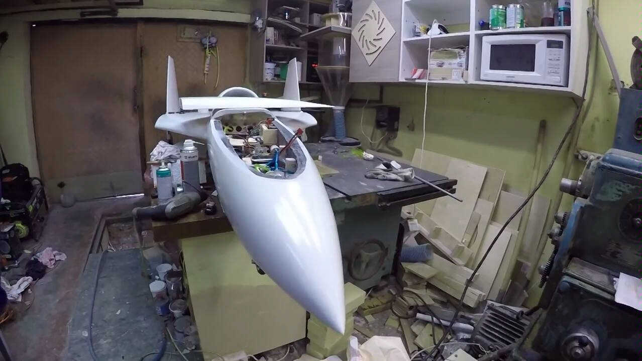 【手工制作】战斗民族自制带有自定义引擎的喷气式飞机试飞