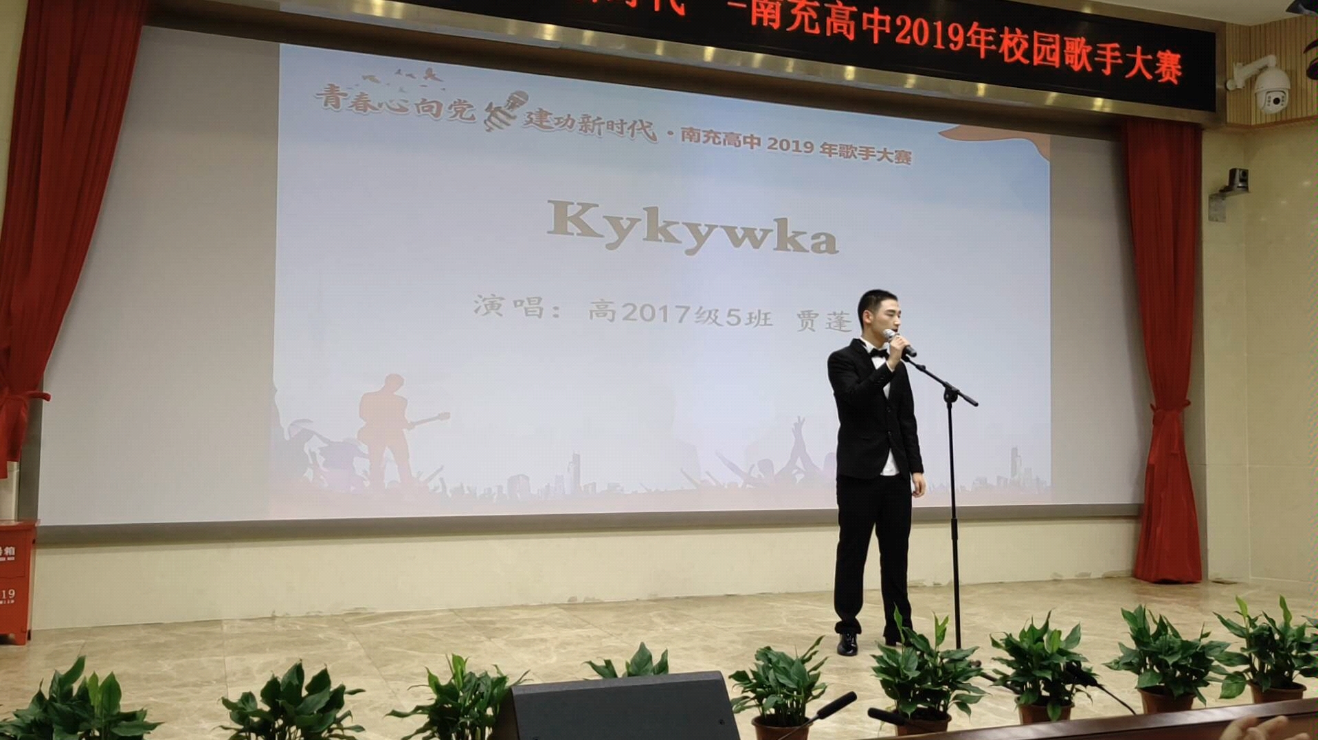 [图]校园歌手大赛决赛演唱《Кукушка》