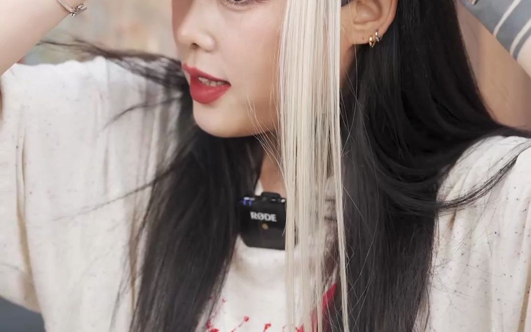 咱今天就是浅尝一下谷爱凌的同款黑金挑染适合绝大多数人的挑染发色