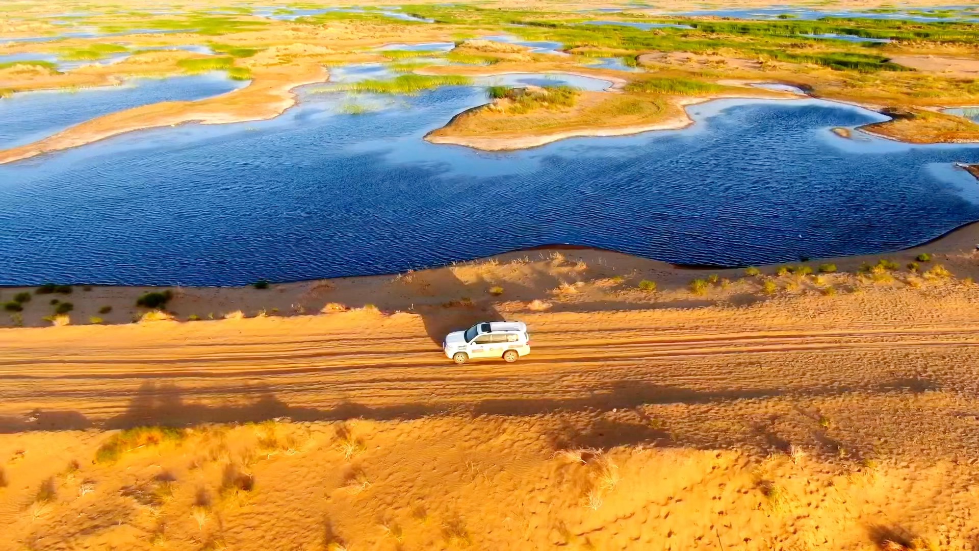 航拍自驾内蒙古库布齐沙漠千岛湖