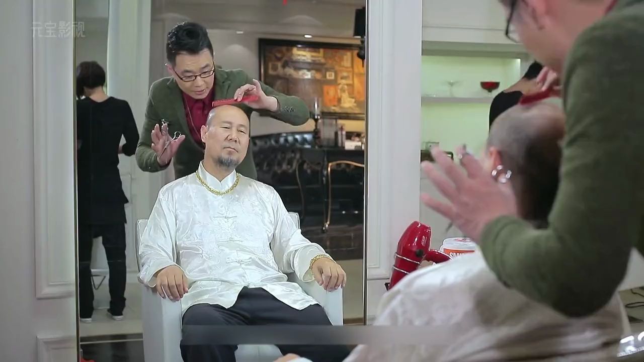 剪发把腾格尔剪成白百合