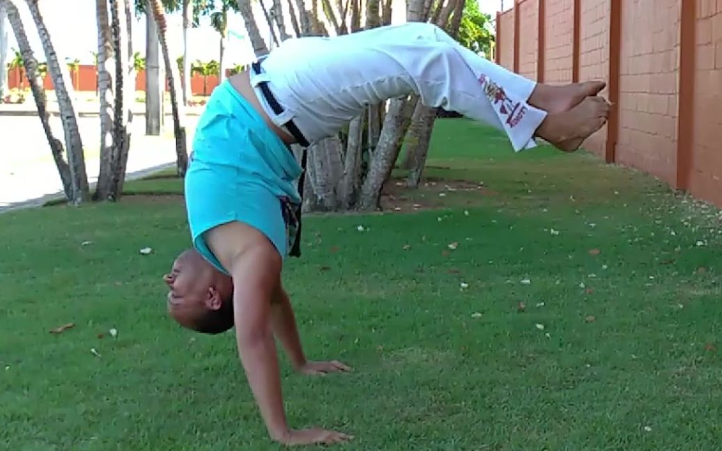 巴西战舞capoeira百大特技动作教学20版第051号动作空背桥hollowback