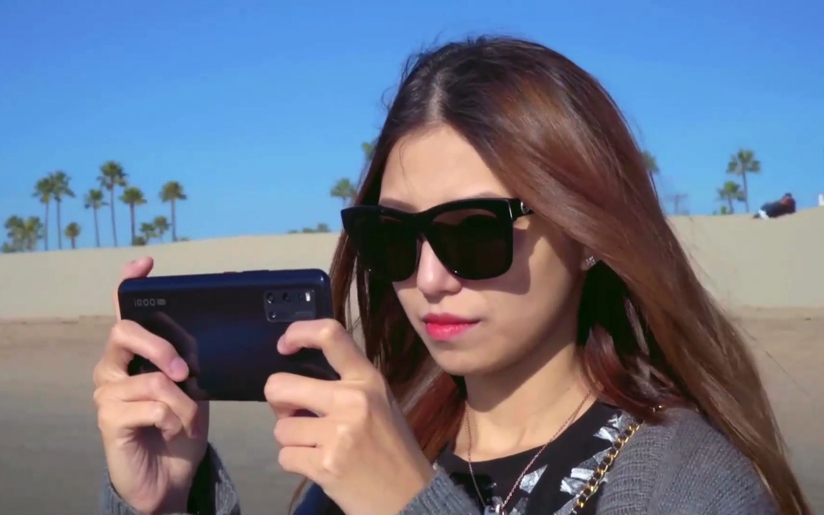 iqoo产品经理宋紫薇带上墨镜的时候气场很足