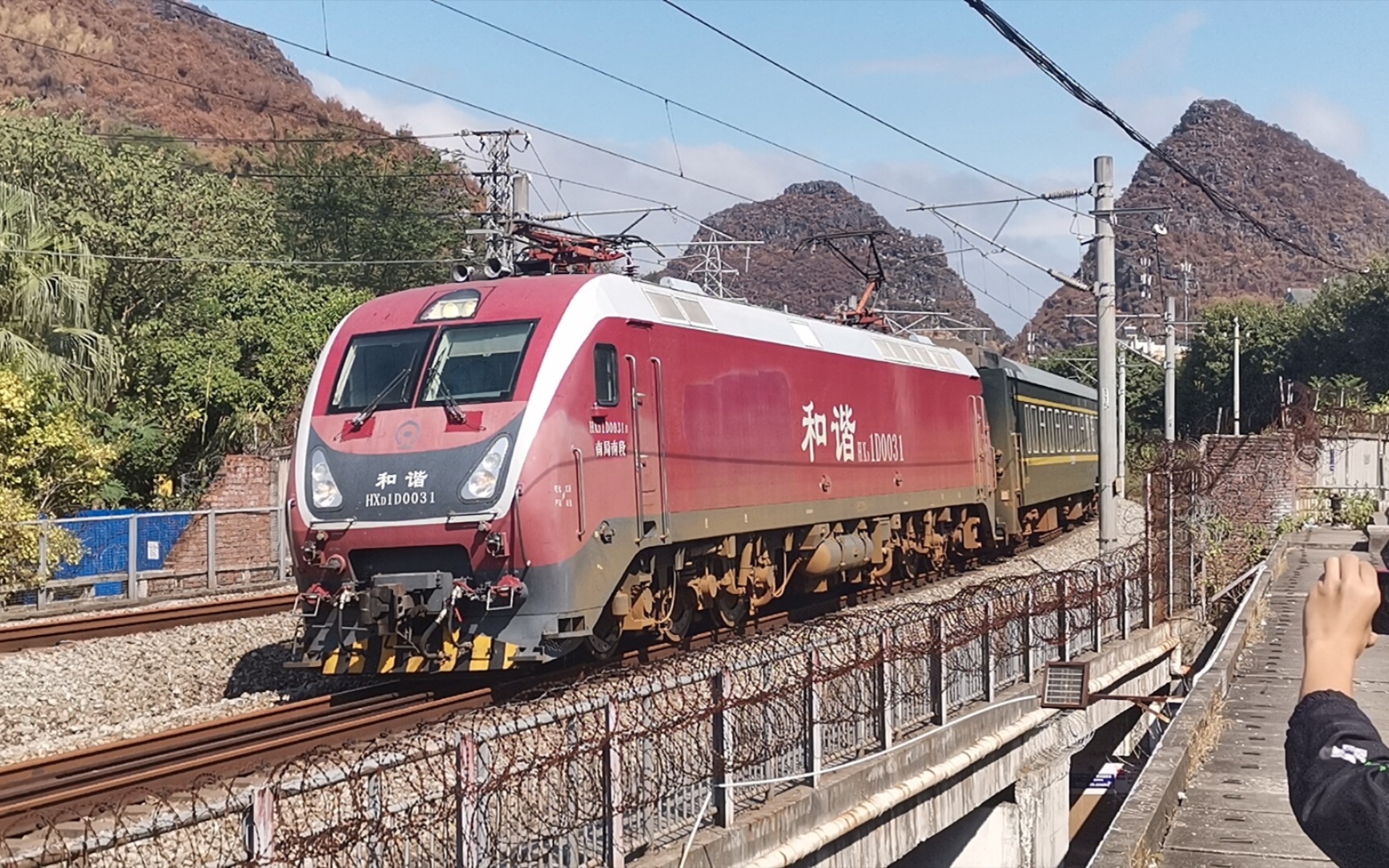 【小号车】南局南段hxd1d-0031牵引k2385通过丽君路