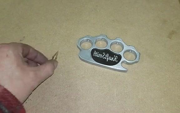 用废弃金属和黄铜制作一款精致的指虎戴上一拳头砖头都能打碎