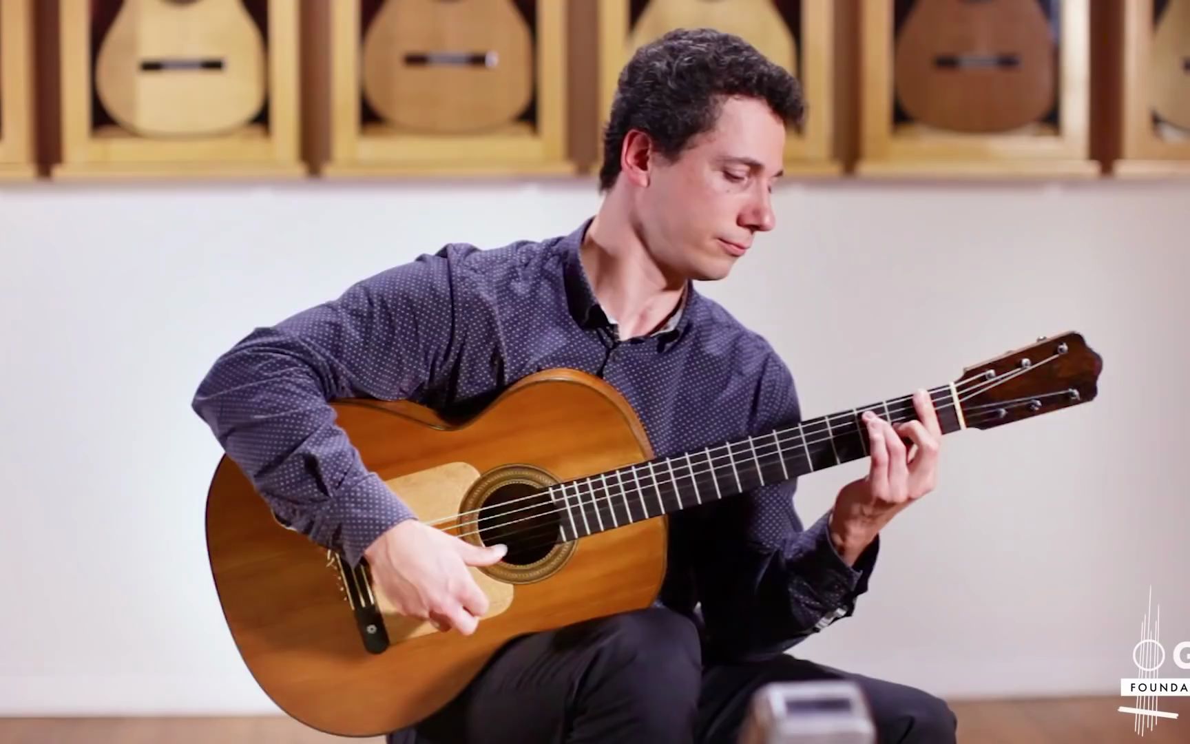 [图]Paco de Lucia's ‘Malaguena de Lecuona’ plays by Grisha Goryachev