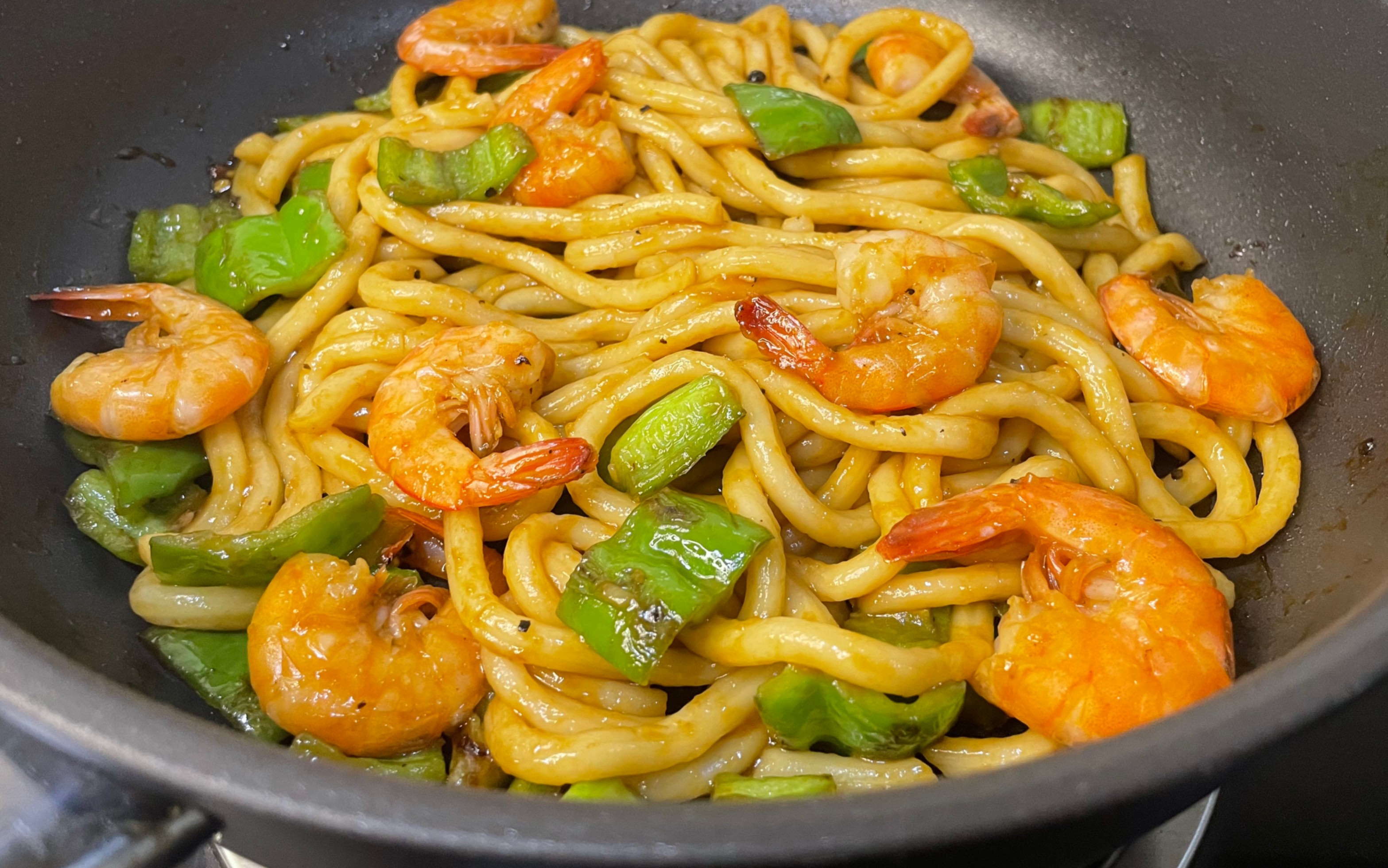 黑椒虾仁炒乌冬面,吃一口就上瘾❗️简单快手超美味