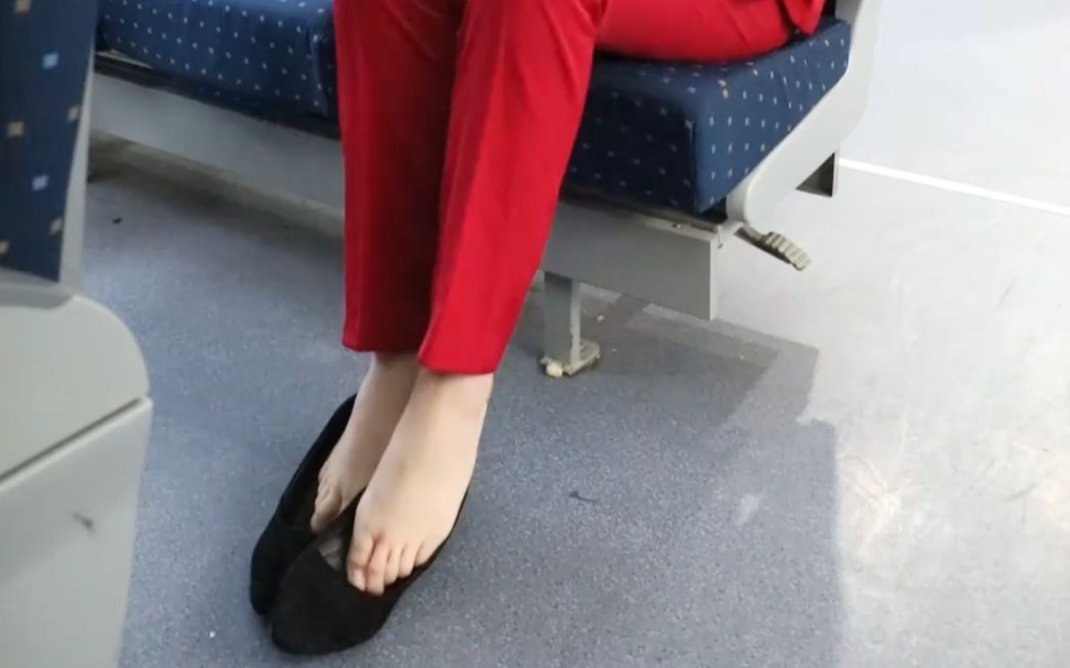 在高铁上如何优雅的脱鞋
