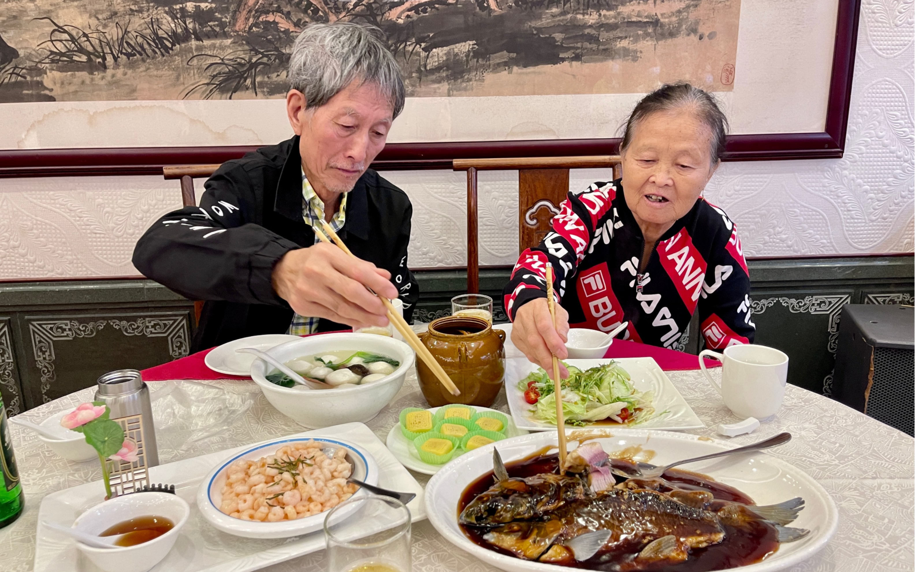 [图]和爸妈到杭州楼外楼吃饭，仨人消费530元，祝福老妈生日快乐