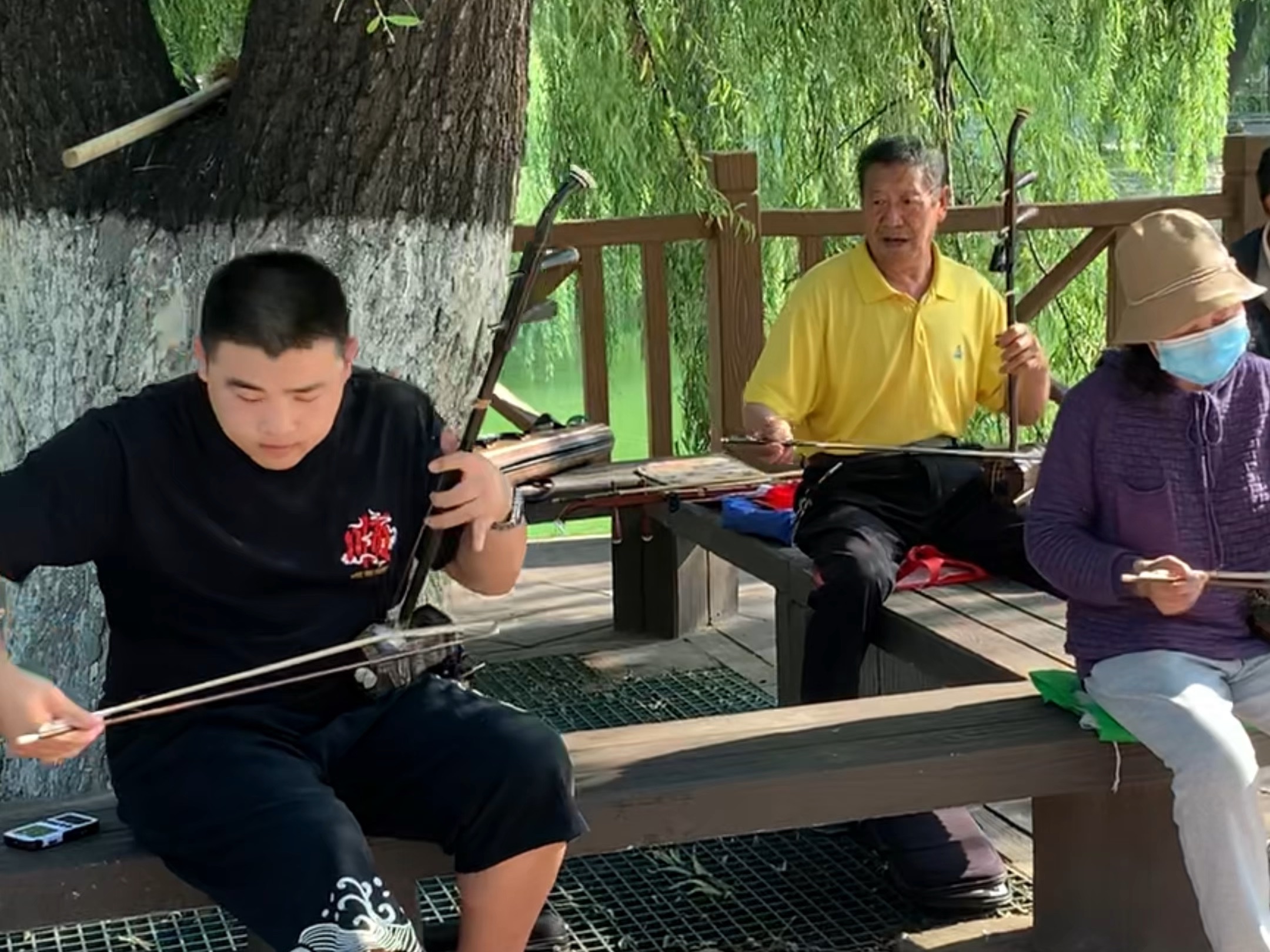 大爷听完把二胡撅了海报