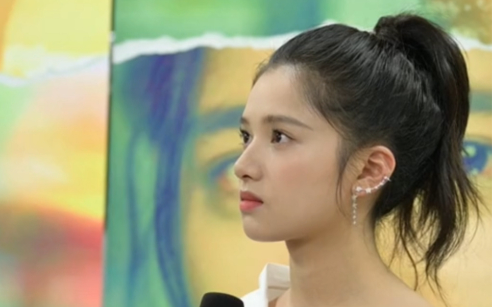 95小花张婧仪侧脸鲨! 已被美晕!