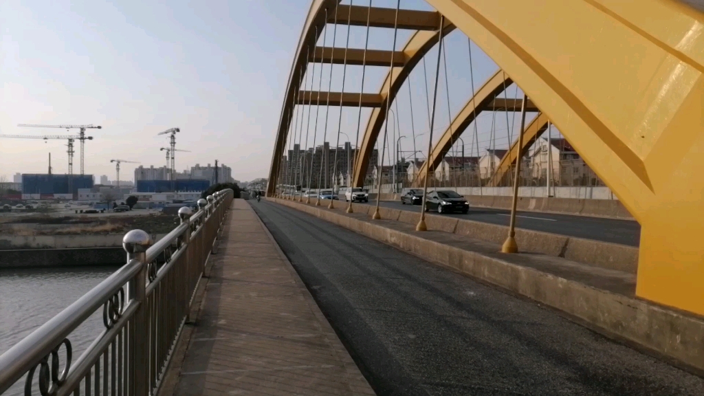 【上海地铁】两列6号线列车驶过张杨北路桥