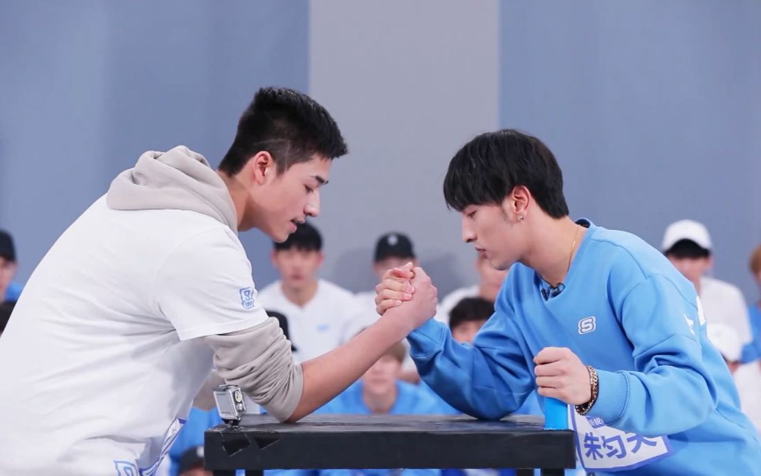 练习生掰手腕大赛 半兽人组正面交锋