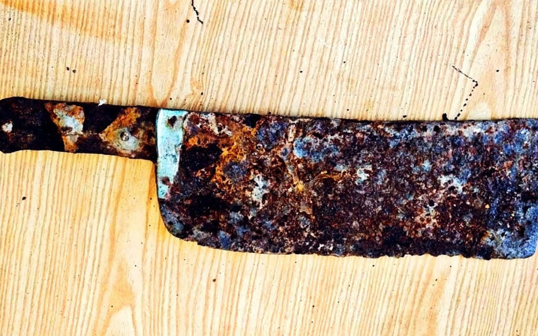 破除生锈的包浆,居然是百锻钢材质的菜刀,切肉切菜都非常的好用