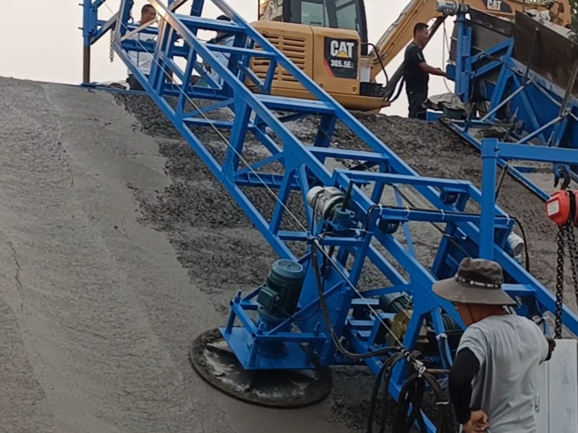 河道斜坡摊铺抹光成型机护坡摊铺机路面混凝土排震一体整平机