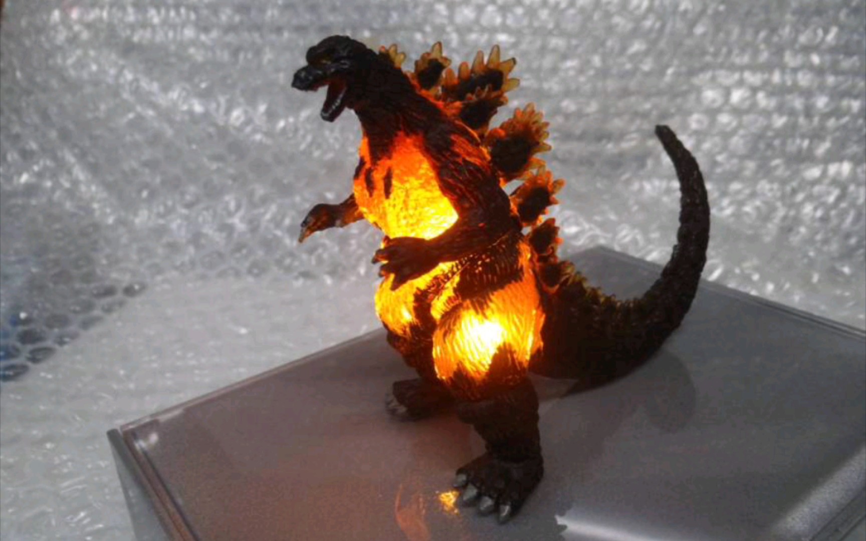 随手发~ 日本网友用红透的红莲哥斯拉hg扭蛋涂装加灯成发光的红莲