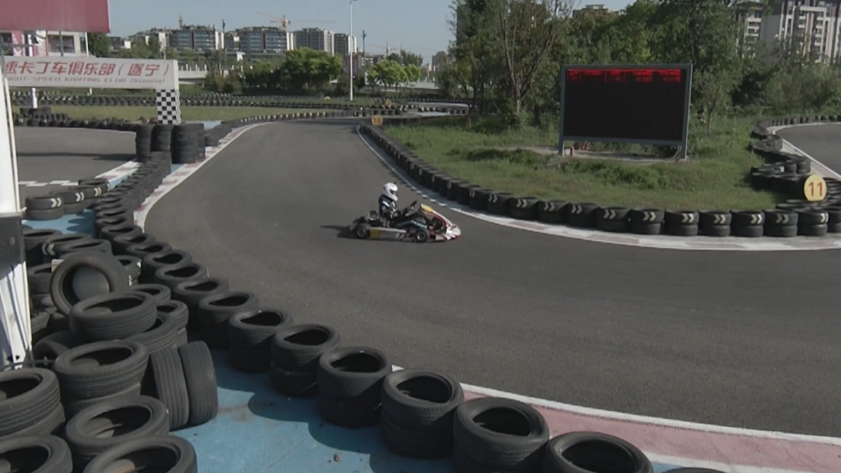 套哥的穿越机 跟拍 tom的卡丁车