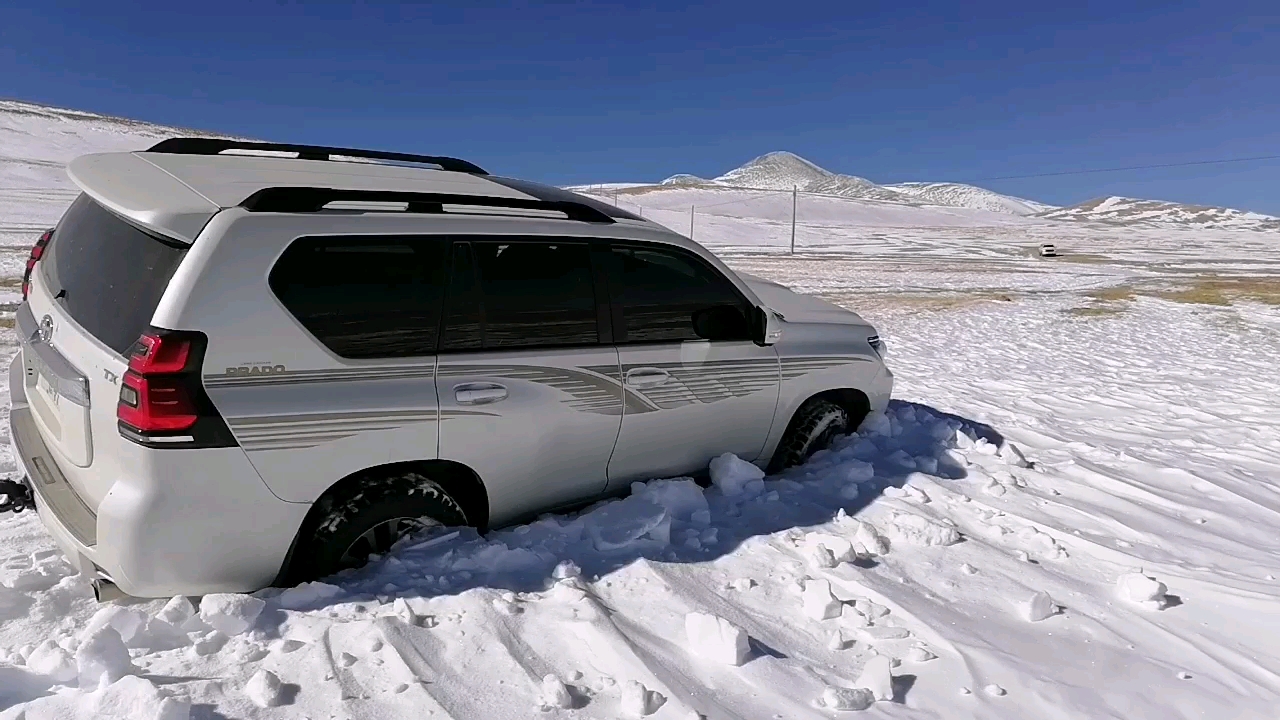 阿里地区陷在雪地里的越野车