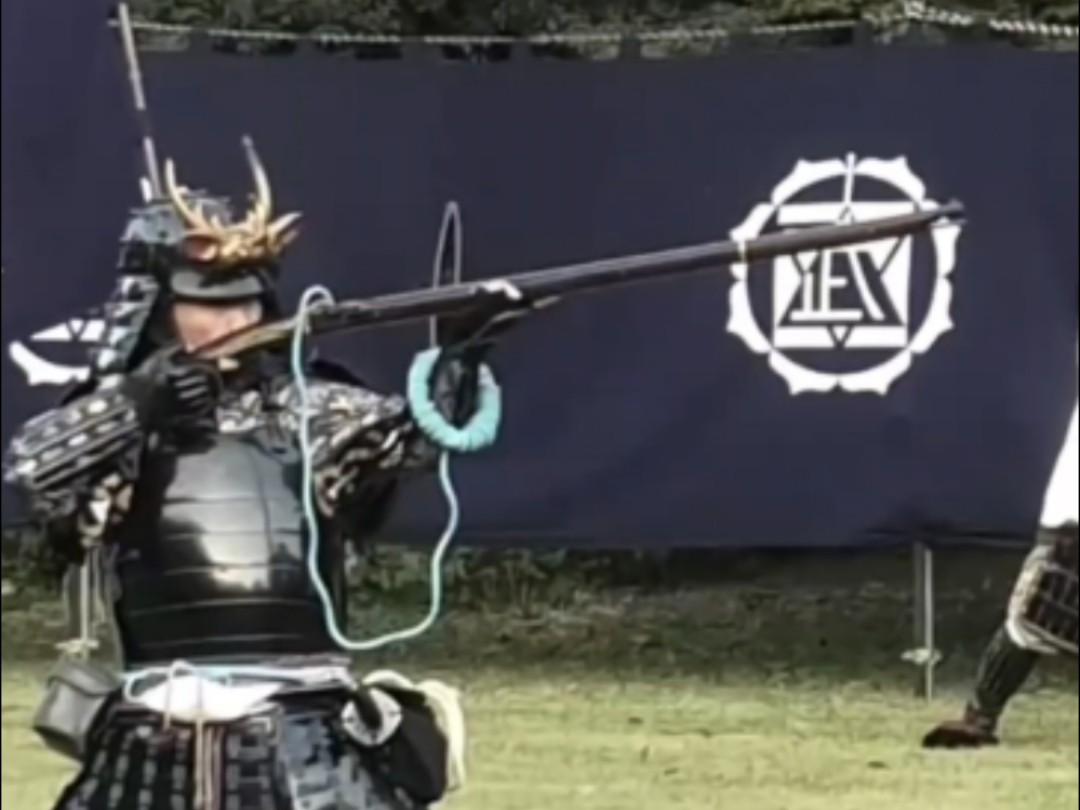 “武士的武器是枪..”