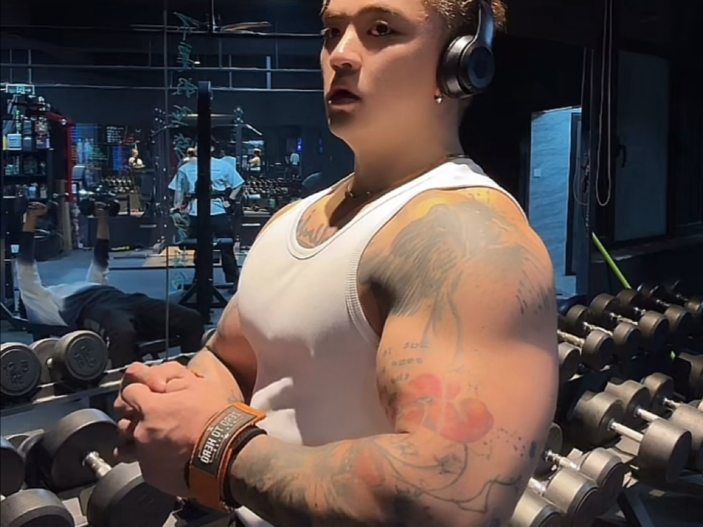 花臂纹身肌肉男