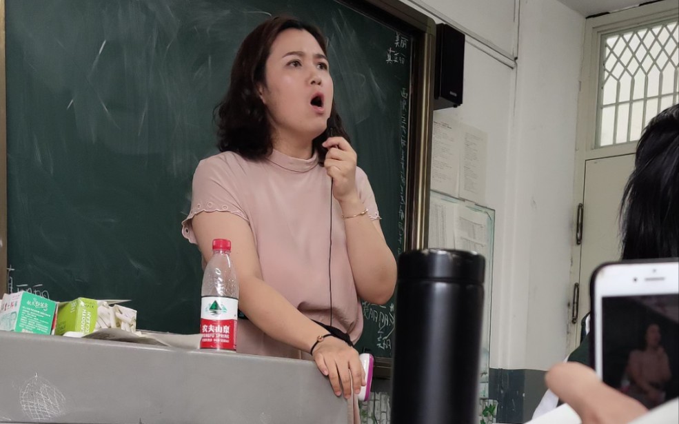 毕业前最后一课老师高歌一曲冒死拍的