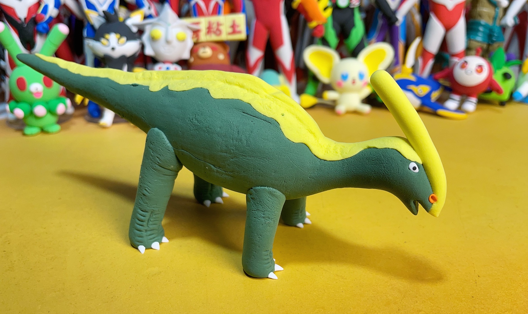 来捏一只头上长着长长的冠的副栉龙