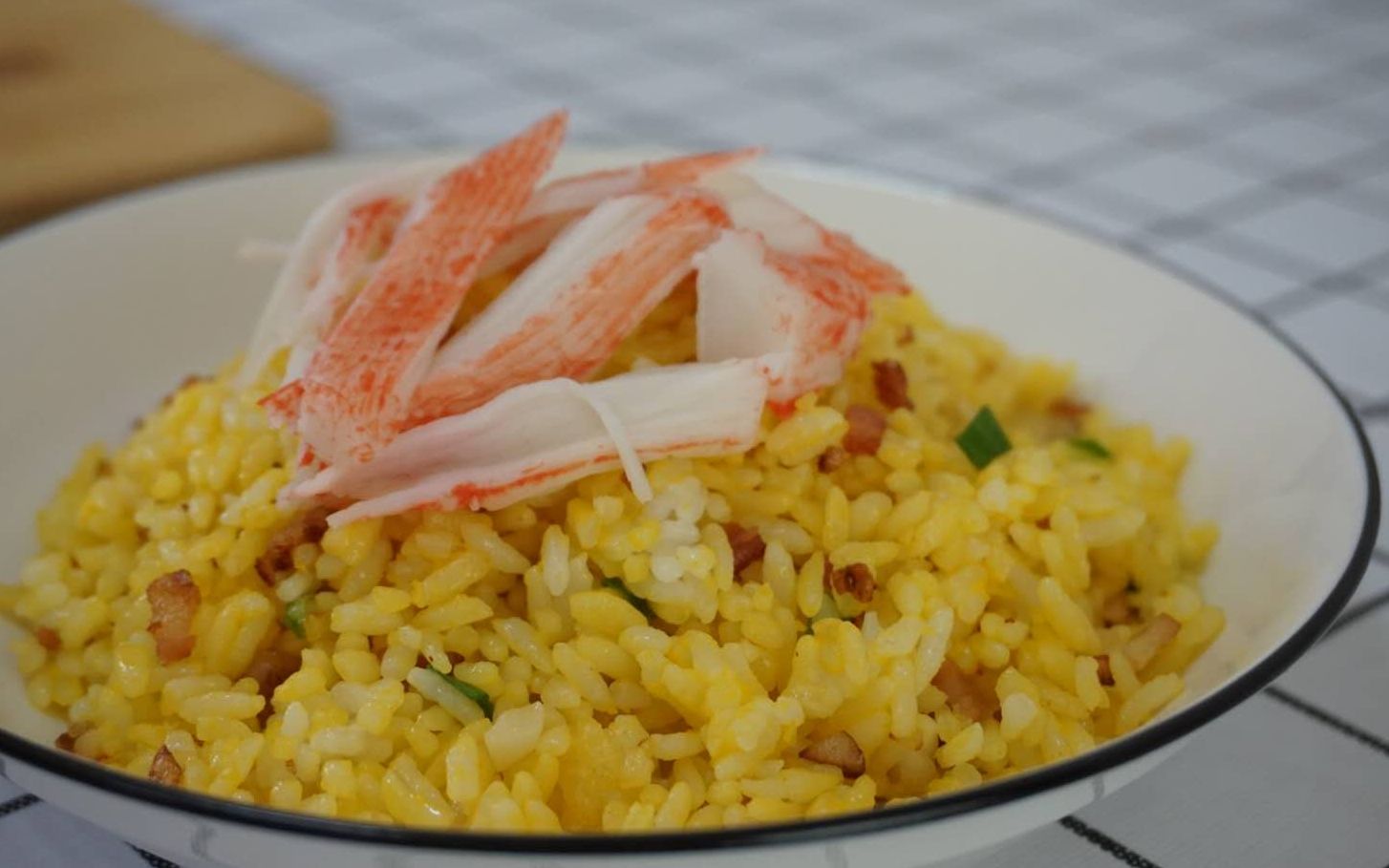 金灿灿的蛋炒饭再点缀一点点红白相间的蟹棒,颜值绝了