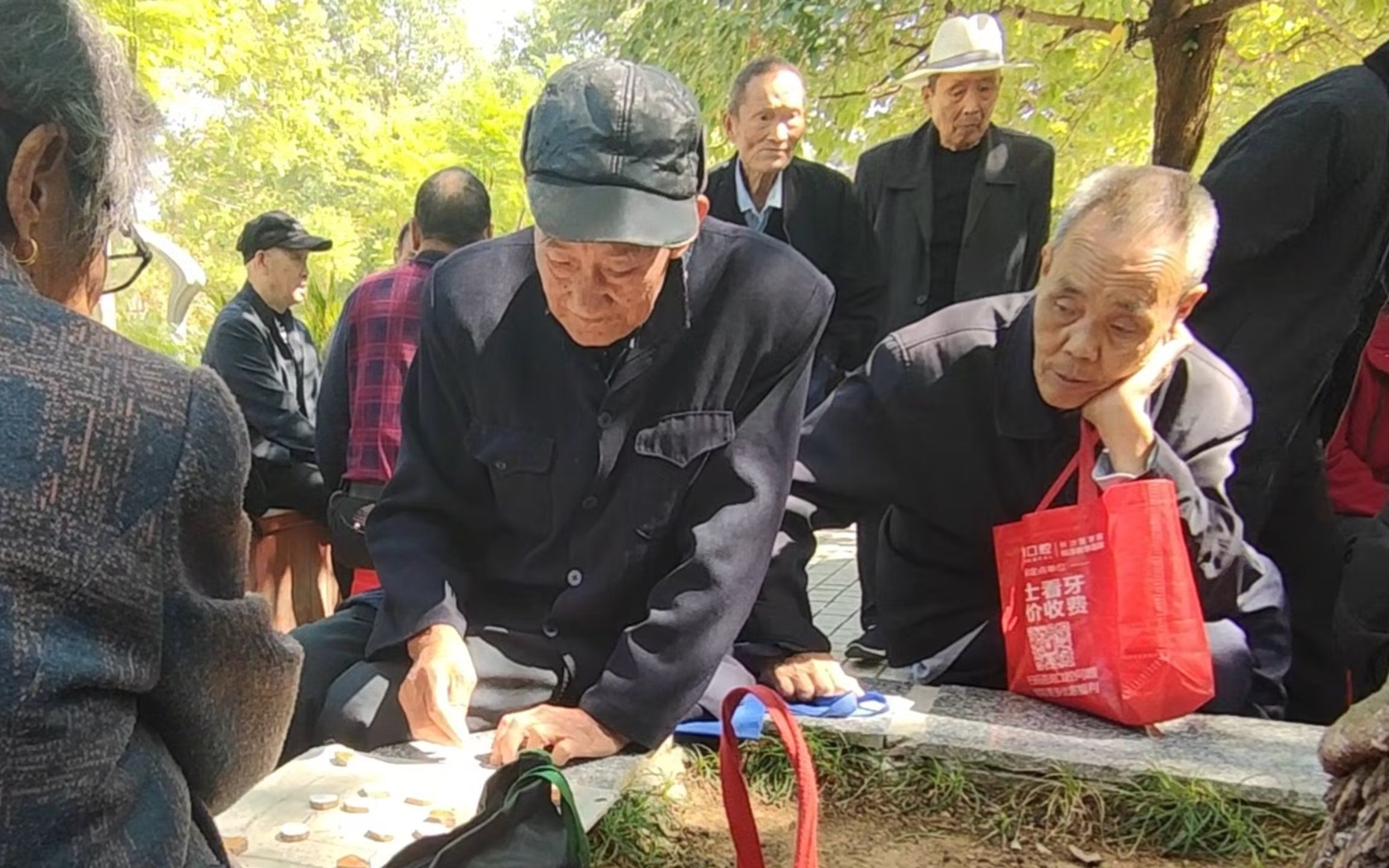 麻陽長壽之鄉 89歲老翁在變老路上 善待娛樂下棋 20221001-13#關愛