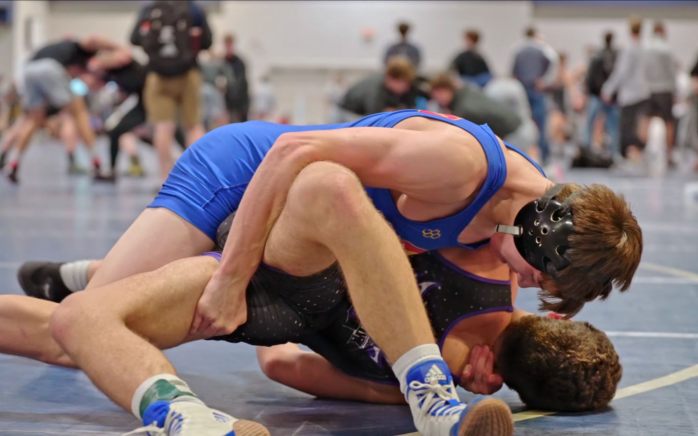 黑装独领大包很风骚 jacob frost vs judah aybar 青年男子摔跤