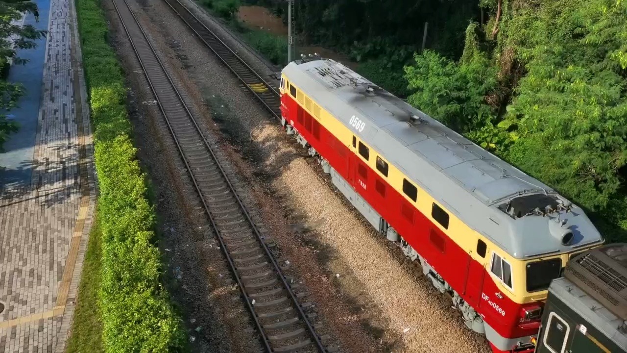 新机车东风4d老虎牵引快速列车通过,最繁华地段非电气化铁路,绿皮车与