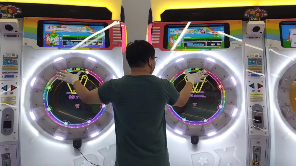 机厅无人,一个人玩两台机器