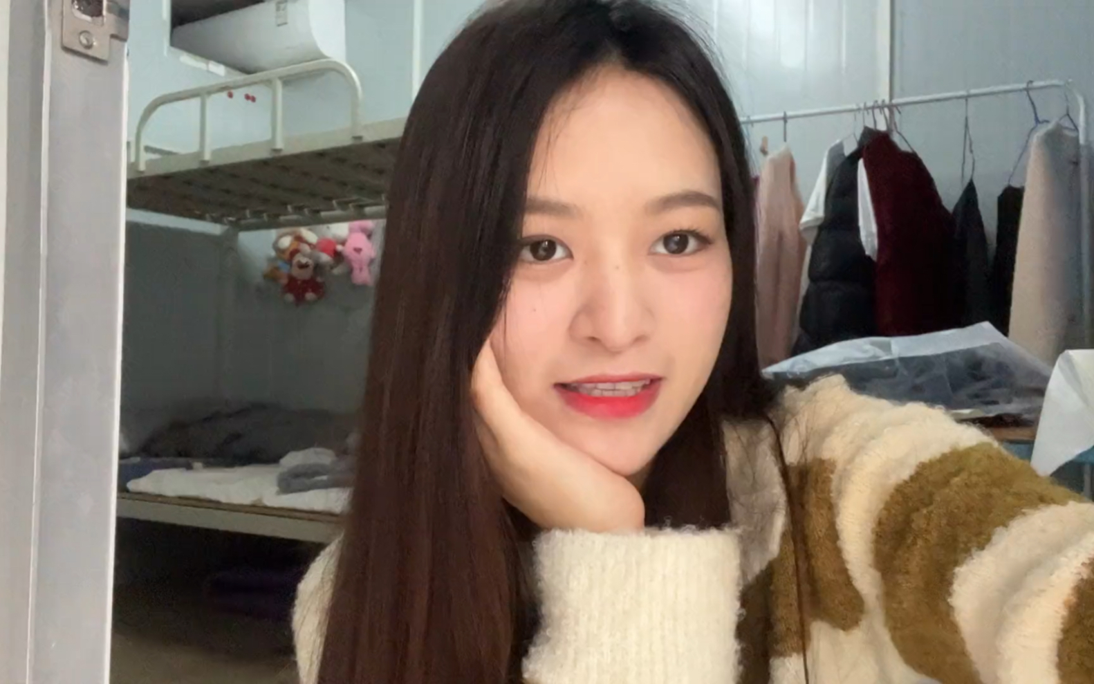 家人给小凤介绍相亲对象,小凤马上告诉小伙,小伙反应让人很意外